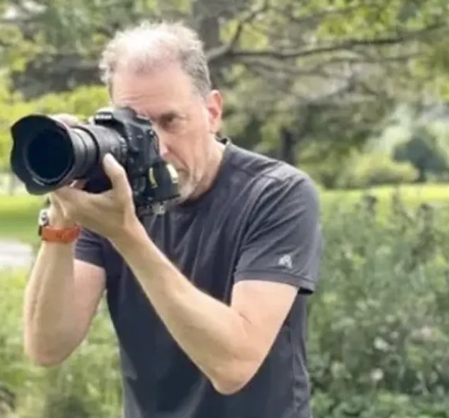 Gilbert Hammer photographing with a telephoto lens